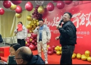 南宫娱乐-观众欢呼雀跃，现场气氛热烈