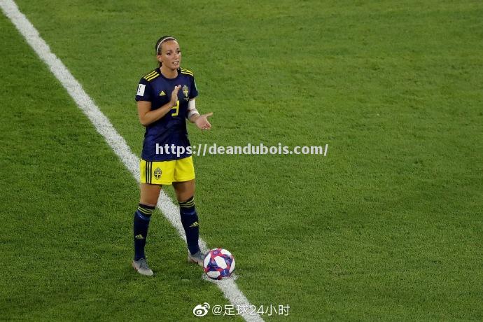国际足球盛事，女球员拼尽全力