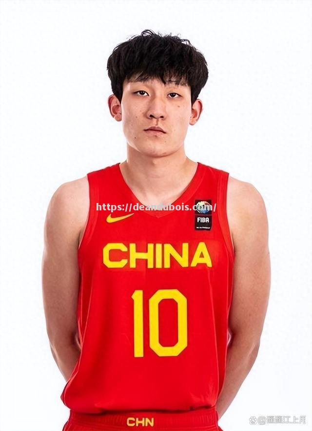 青岛男篮展现团队凝聚力，为胜利努力拼搏